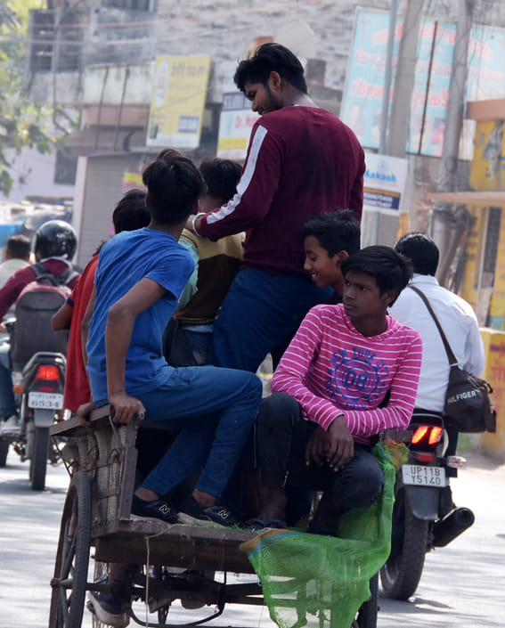 खलासी लाईन रोड़ पर बिना मास्क व बिना सोशल डिस्ट्रेंश रेहड़े में जाते युवा खलासी लाईन रोड़ पर बिना मास्क व बिना सोशल डिस्ट्रेंश रेहड़े में जाते युवा