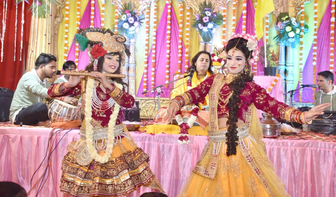 होली उत्सव में नृत्य करते राधा कृष्ण होली उत्सव में नृत्य करते राधा कृष्ण