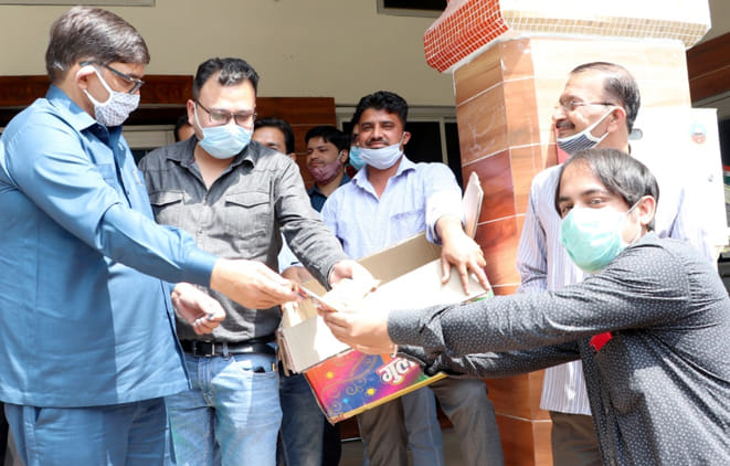 निगम में गुलाल वितरित करते नगर आयुक्त ज्ञानेन्द्र सिंह निगम में गुलाल वितरित करते नगर आयुक्त ज्ञानेन्द्र सिंह