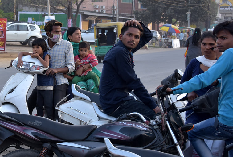 दिल्ली रोड़ स्थित वी बरोस अस्पताल में कर्मचारी कोरोना पॉजिटिव मिलने पर बिना मास्क के बाहर बैठे त? दिल्ली रोड़ स्थित वी बरोस अस्पताल में कर्मचारी कोरोना पॉजिटिव मिलने पर बिना मास्क के बाहर बैठे त?