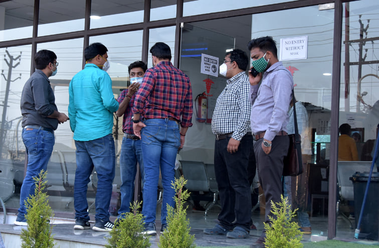 दिल्ली रोड़ स्थित वी बरोस अस्पताल में कर्मचारी कोरोना पॉजिटिव मिलने पर गेट पर चर्चा करते चिकित्? दिल्ली रोड़ स्थित वी बरोस अस्पताल में कर्मचारी कोरोना पॉजिटिव मिलने पर गेट पर चर्चा करते चिकित्?