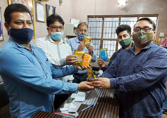 किशनपुरा में गुलाल वितरित करते व्यापारी नेता वैभव भाटिया किशनपुरा में गुलाल वितरित करते व्यापारी नेता वैभव भाटिया