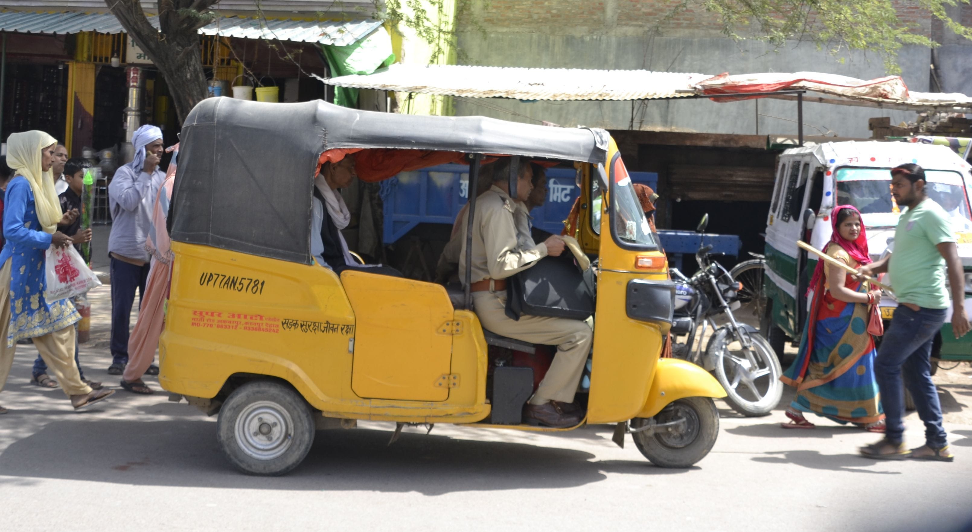 ऑटो में क्षमता से अधिक सवारियों के साथ बैठकर जाते दरोगा। 