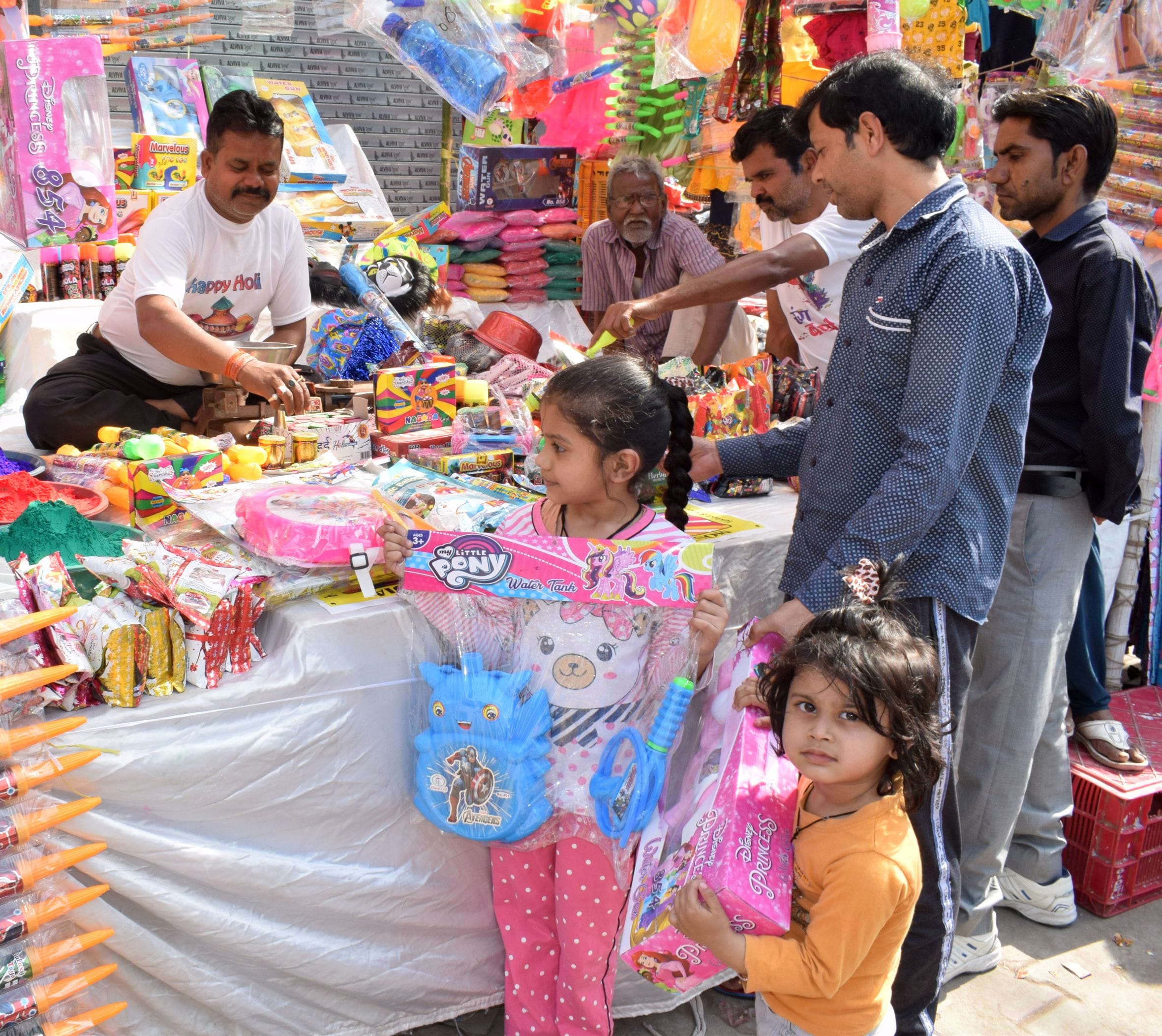 फोटो-3-सिनेमा रोड पर रंग व पिचकारी खरीदते लोग। संवाद फोटो-3-सिनेमा रोड पर रंग व पिचकारी खरीदते लोग। संवाद