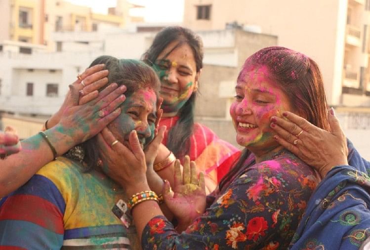 Colors Faded Due To Corona Ban On Celebrating Holi From Delhi To Maharashtra  Government Issued Guidelines - कोरोना से फीके पड़े रंग: दिल्ली से महाराष्ट्र  तक होली मनाने पर प्रतिबंध, जानें ...