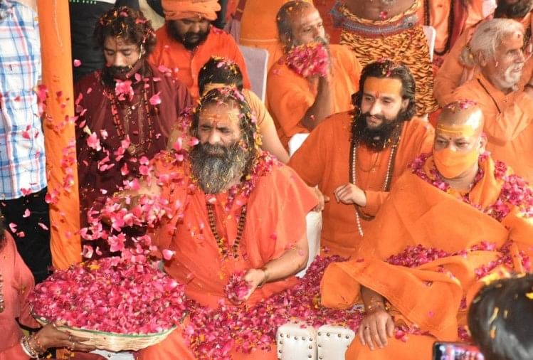 Haridwar Maha Kumbh Mela 2021: Saints Play Flower Holi ...