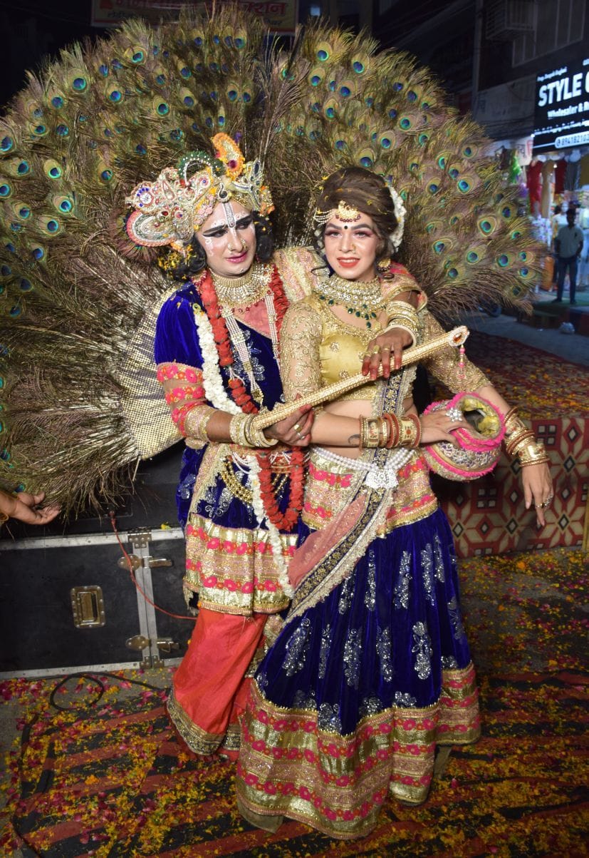 रुद्रपुर के दुर्गा मंदिर में आयोजित कार्यक्रम में प्रस्तुति देते कलाकार।