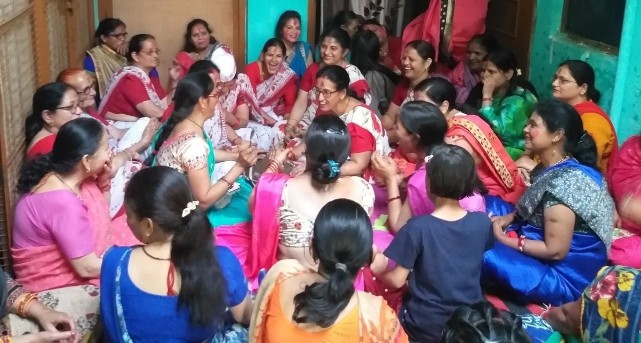 बाजपुर में छात्र नेता आशु भट्ट के आवास पर होली गायन करती महिलाएं।