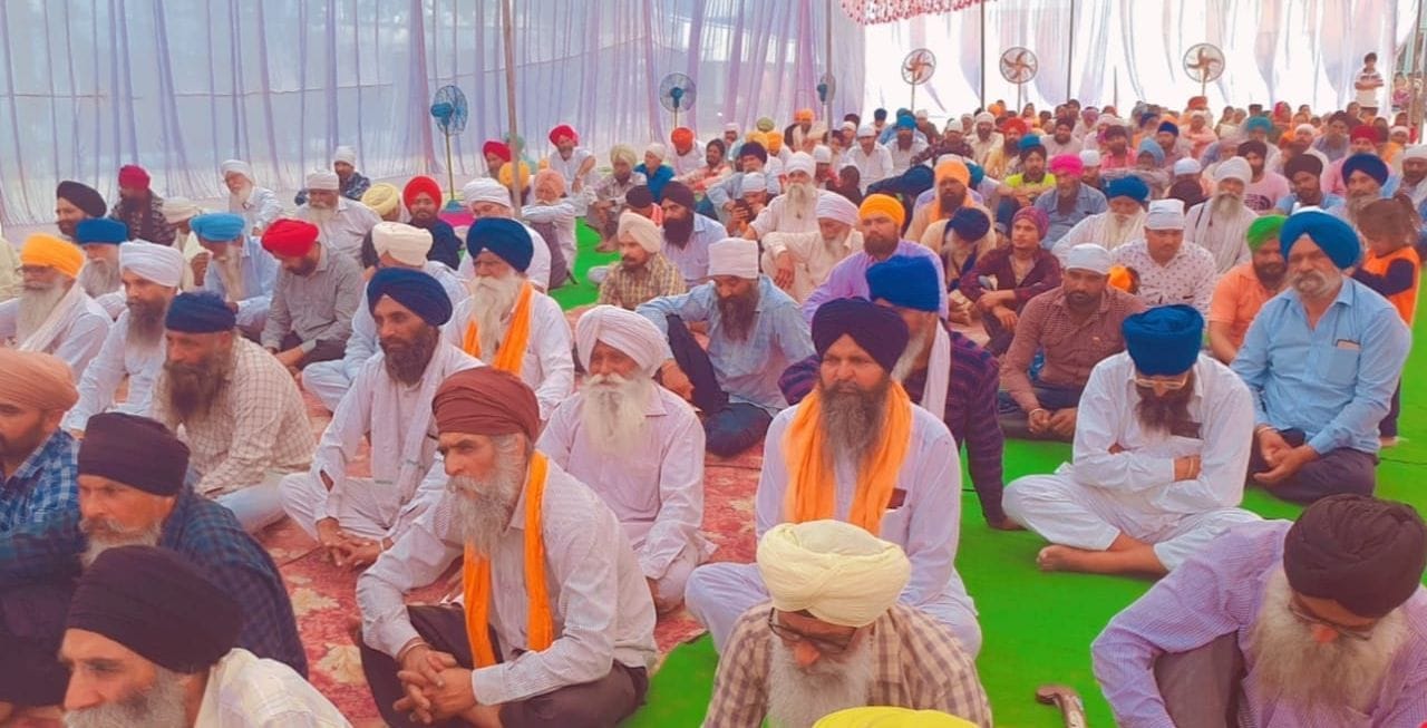 बाजपुर के नानकसर ठाठ गुरुद्वारा साहिब के समागम में संगत बाजपुर के नानकसर ठाठ गुरुद्वारा साहिब के समागम में संगत
