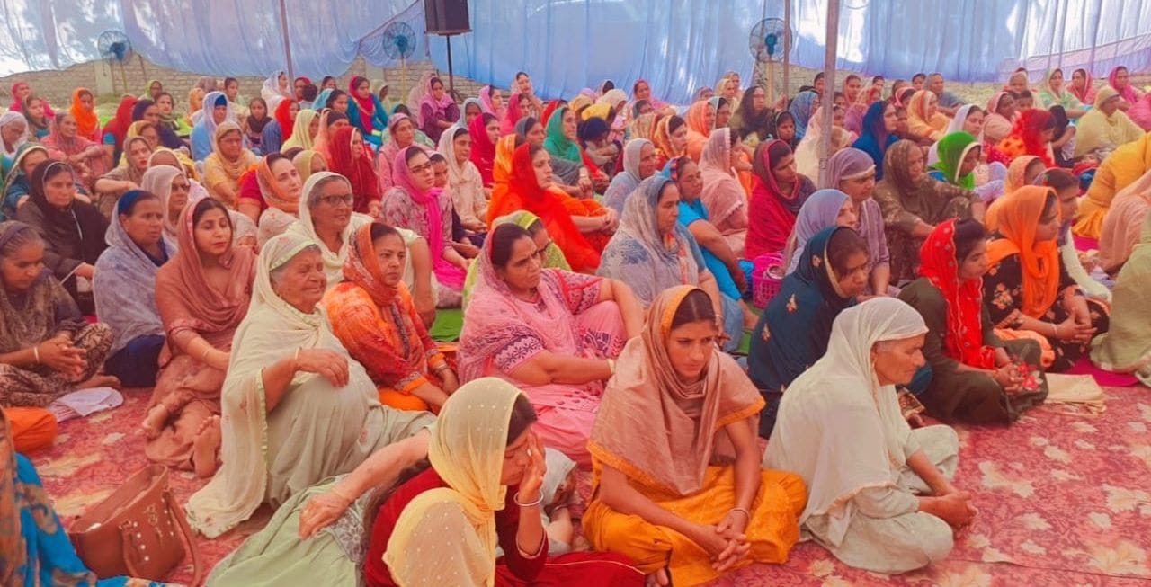 बाजपुर के नानकसर ठाठ गुरुद्वारा साहिब के समागम में संगत बाजपुर के नानकसर ठाठ गुरुद्वारा साहिब के समागम में संगत