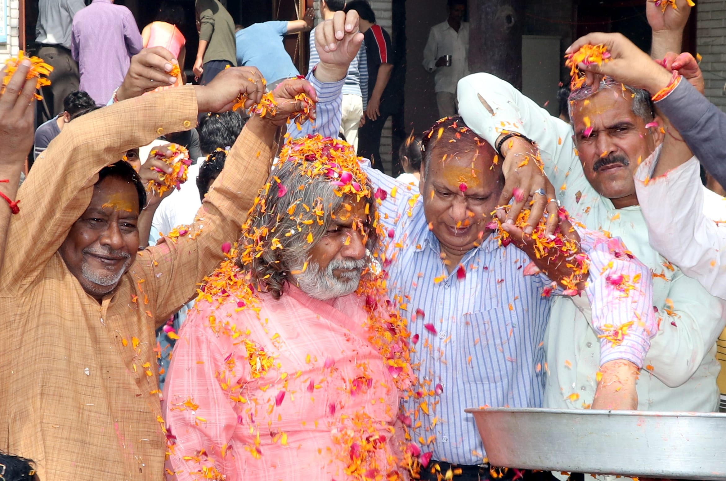 बिजनौर में बालाजी मंदिर पर फूलों की होली खेलती लोग। बिजनौर में बालाजी मंदिर पर फूलों की होली खेलती लोग।