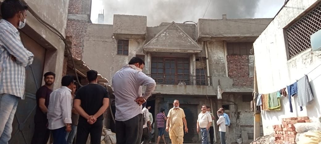 रबर फैकट्री में लगी भीषण आग से जला लाखों का सामान जल गया। रबर फैकट्री में लगी भीषण आग से जला लाखों का सामान जल गया।