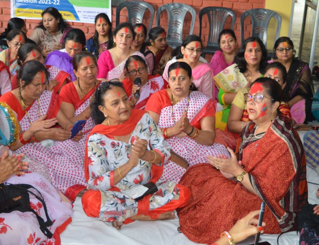 काशीपुर में बैठकी होली में शामिल महिलाएं।