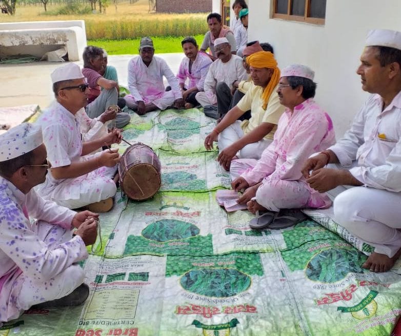 बाजपुर के गांव झाड़खंडी में होली गायन करते लोग। बाजपुर के गांव झाड़खंडी में होली गायन करते लोग।