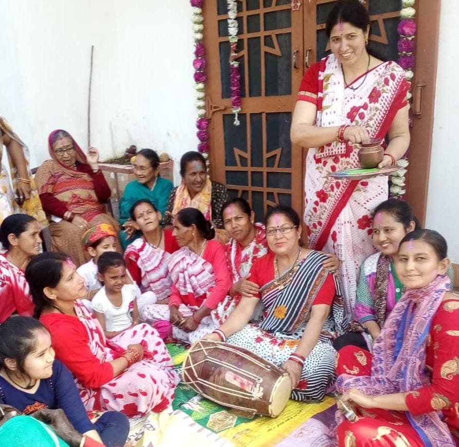 फोटो बाजपुर के हरिपुरा हरसान में होली गायन करतीं महिलाएं। फोटो बाजपुर के हरिपुरा हरसान में होली गायन करतीं महिलाएं।