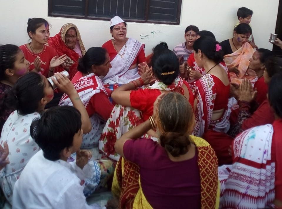 फोटो         बाजपुर के गांव हरिपुरा हरसान में होली गायन करती महिलाएं।