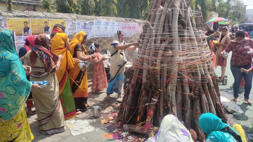 नजीबाबाद में जीआईसी के निकट होली पूजन करतीं महिलाएं। नजीबाबाद में जीआईसी के निकट होली पूजन करतीं महिलाएं।
