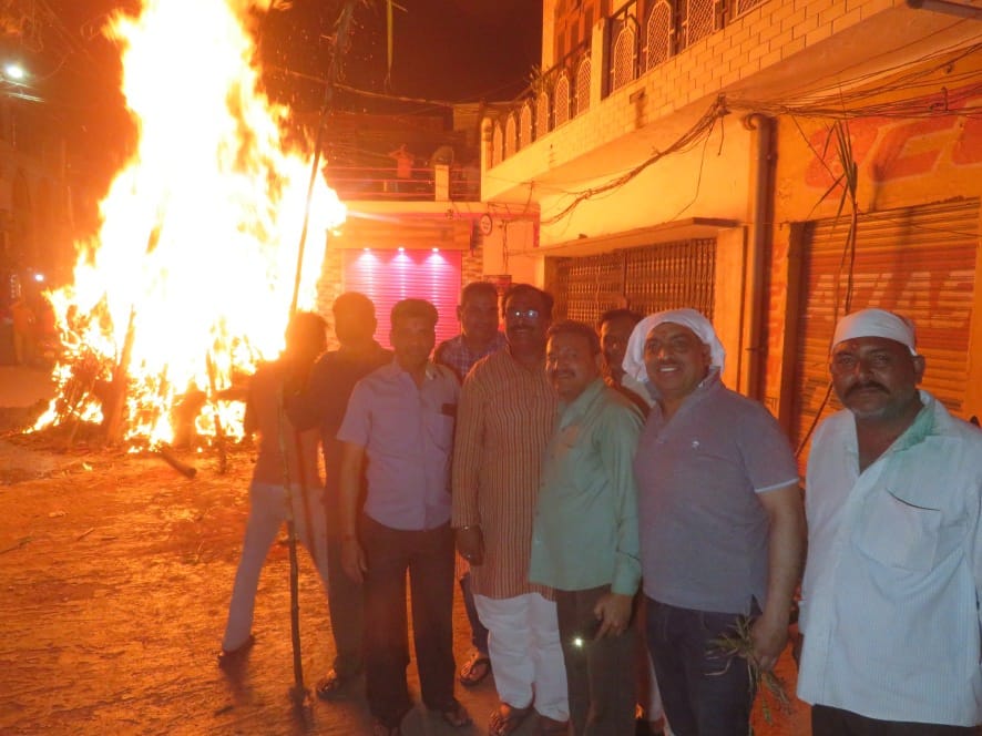नजीबाबाद के मकबरे में होलिका दहन करते लोग। नजीबाबाद के मकबरे में होलिका दहन करते लोग।
