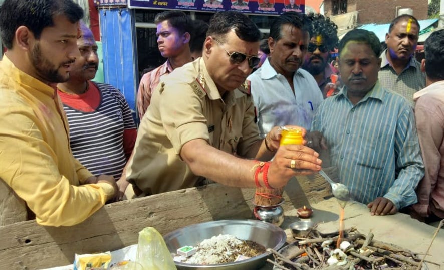 नजीबाबाद में होली हवन समिति के रंग जुलूस आयोजन पर पूजा-अर्चना करते अतिथि। नजीबाबाद में होली हवन समिति के रंग जुलूस आयोजन पर पूजा-अर्चना करते अतिथि।