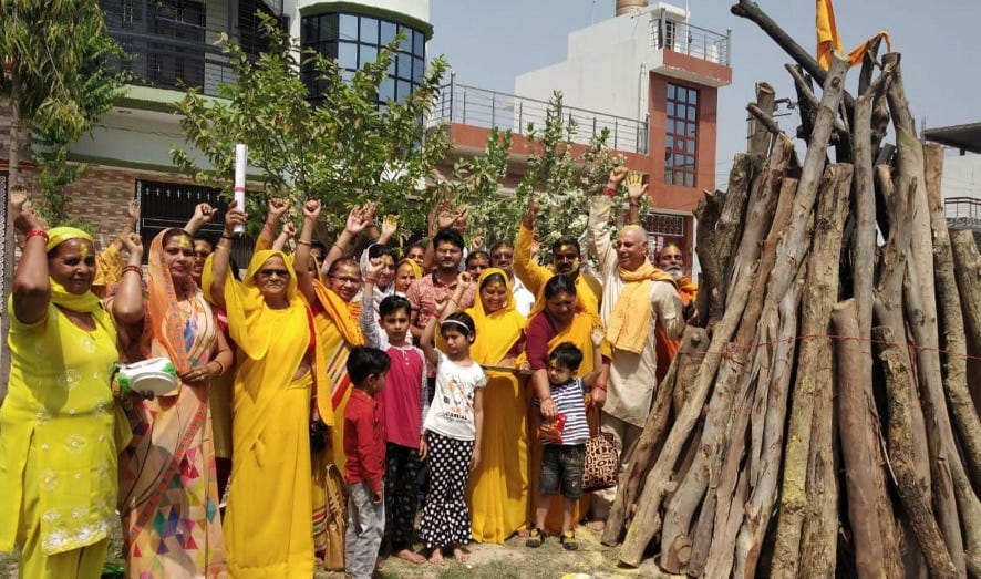 नजीबाबाद में होली पूजन करते गायत्री परिवार के सदस्य। नजीबाबाद में होली पूजन करते गायत्री परिवार के सदस्य।