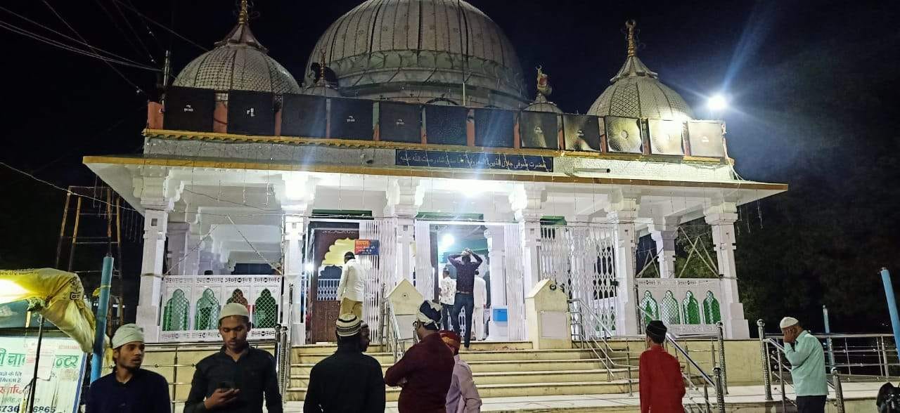 हजरत सदनशाह बाबा रहमतुल्लाह अलैह की दरगाह शरीफ पर फातिहा पढ़ने जाते लोग। हजरत सदनशाह बाबा रहमतुल्लाह अलैह की दरगाह शरीफ पर फातिहा पढ़ने जाते लोग।
