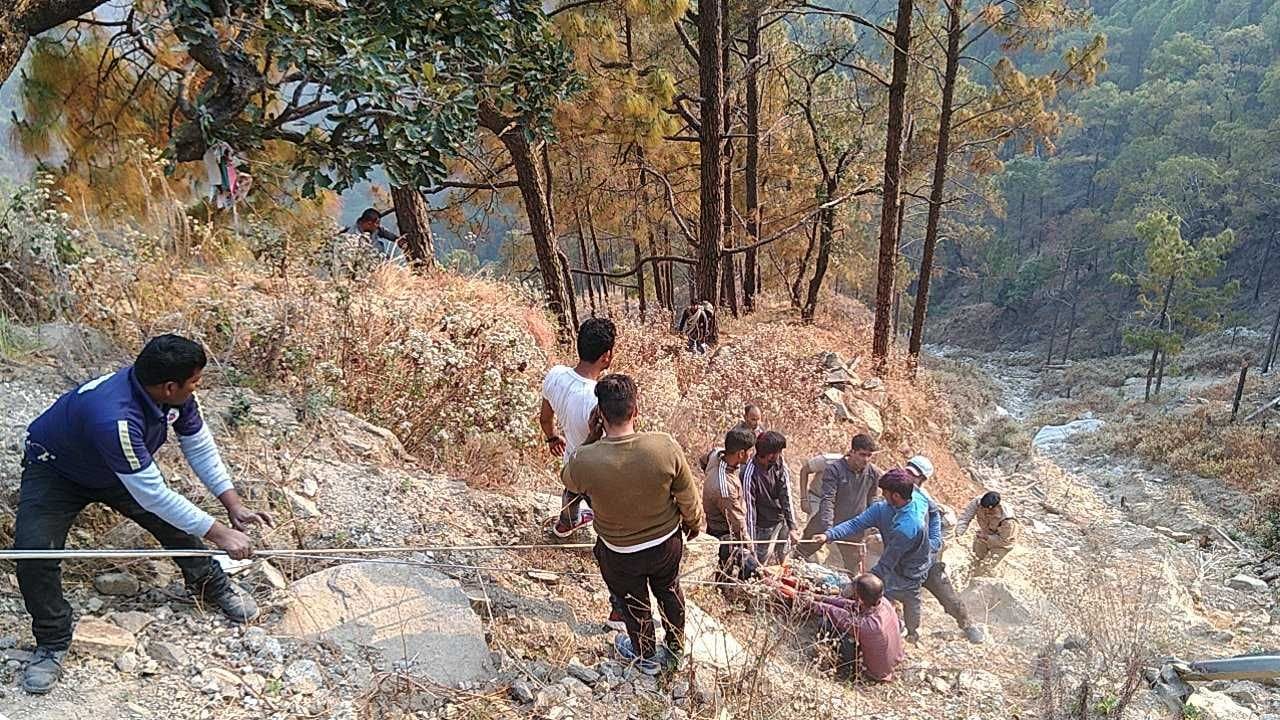 एनएच में धौन-बनलेख के पास खाई में गिरी स्कूटी सवार महिला पुलिस कर्मी के शव को रस्सों से सड़क पर लात एनएच में धौन-बनलेख के पास खाई में गिरी स्कूटी सवार महिला पुलिस कर्मी के शव को रस्सों से सड़क पर लात