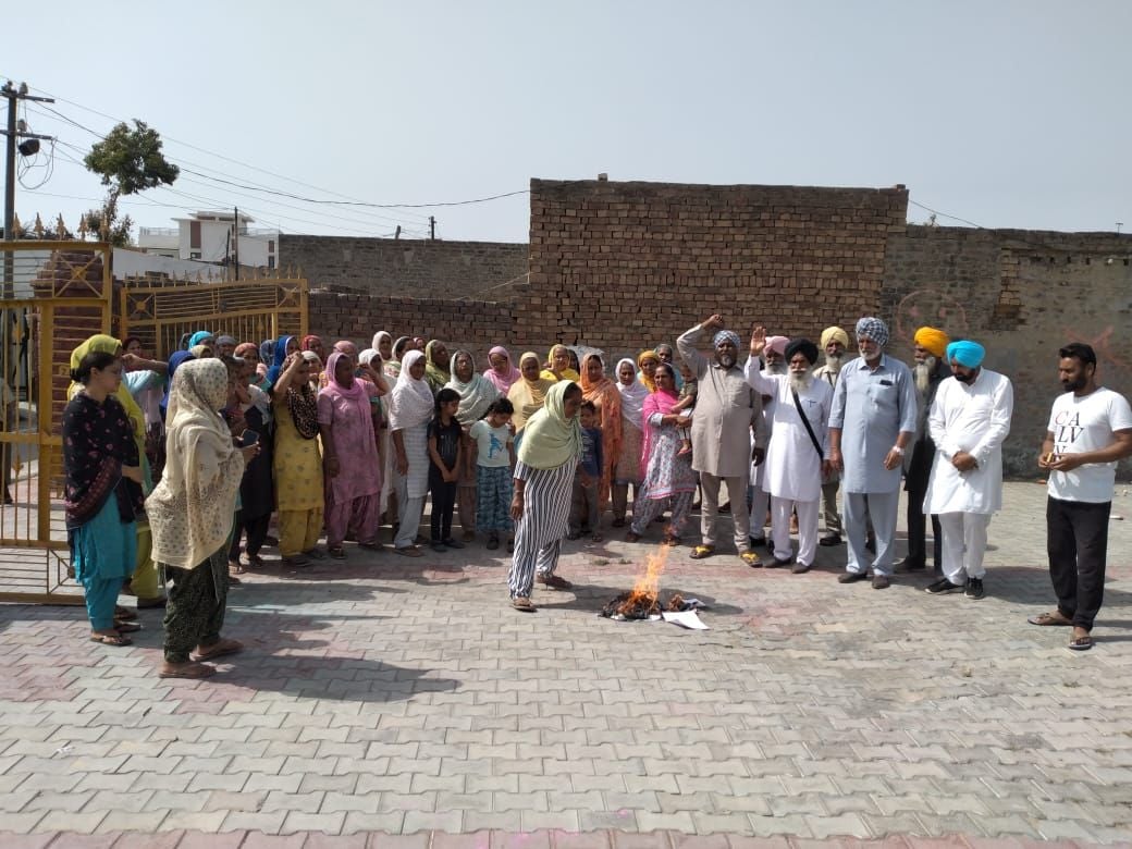 फिरोजपुर के गांव माहमूजोइयां स्थित टोल प्लाजा पर किसान कृषि कानून की कापियां जलाकर रोष प्रदर्शन