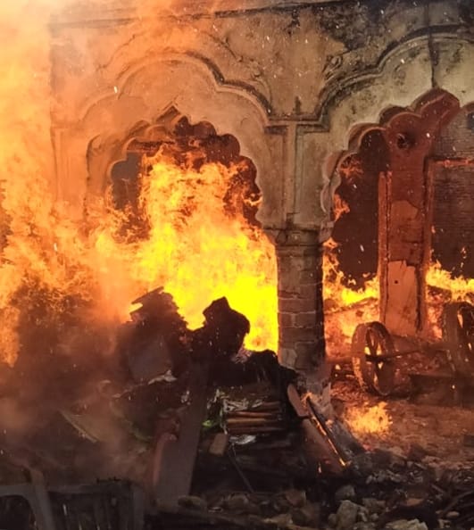नगीना में हैंडीक्राफ्ट कारखाने में लगी आग को बुझाते फायर कर्मी। नगीना में हैंडीक्राफ्ट कारखाने में लगी आग को बुझाते फायर कर्मी।