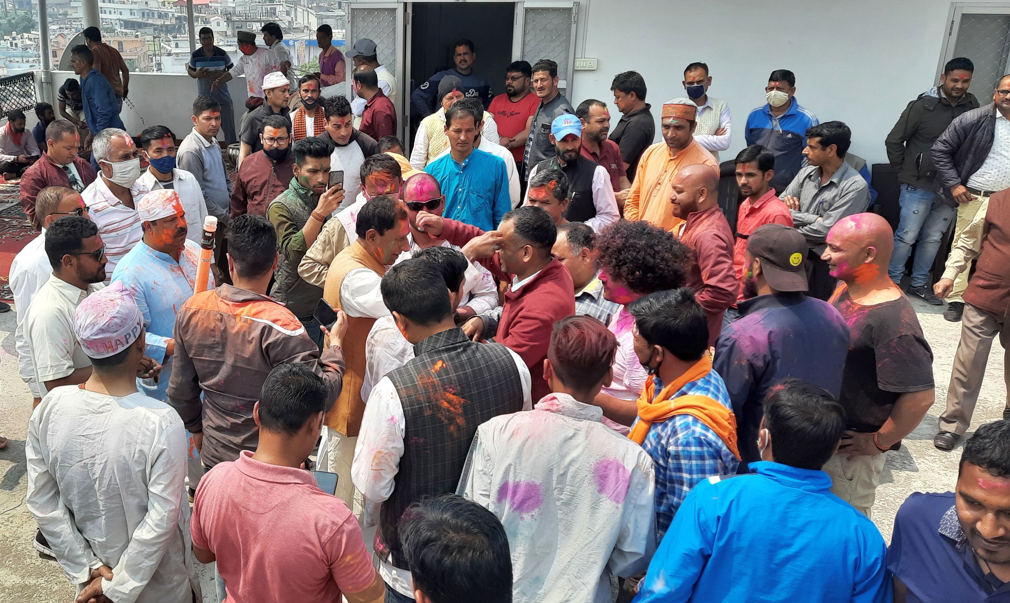 पिथौरागढ़ में पेयजल मंत्री के आवास पर होली करते लोग। पिथौरागढ़ में पेयजल मंत्री के आवास पर होली करते लोग।