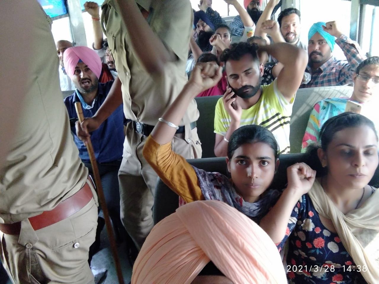 रविवार को पटियाला में बेरोजगार अध्यापकों को गिरफ्तार करके बस में ले जाती पुलिस। रविवार को पटियाला में बेरोजगार अध्यापकों को गिरफ्तार करके बस में ले जाती पुलिस।