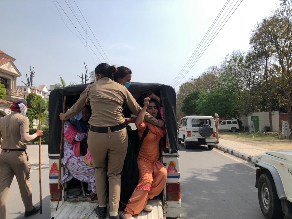 रविवार को पटियाला में बेरोजगार अध्यापकों को गिरफ्तार कर ले जाती पुलिस। रविवार को पटियाला में बेरोजगार अध्यापकों को गिरफ्तार कर ले जाती पुलिस।