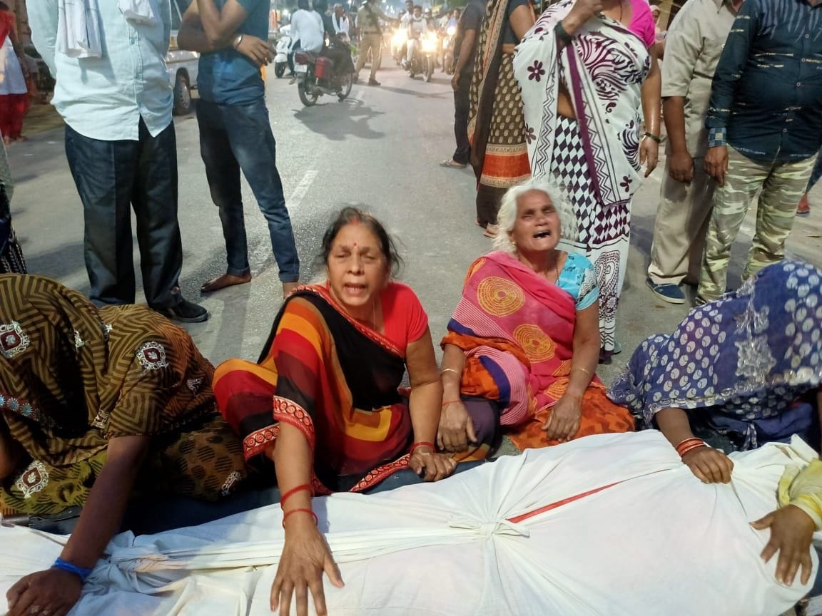 पट्टी कोतवाली के सामने वृद्ध का शव रखकर बैठे परिजन। पट्टी कोतवाली के सामने वृद्ध का शव रखकर बैठे परिजन।
