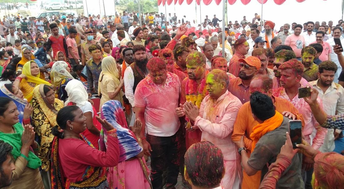 गदरपुर के गोपाल नगर में हुए कार्यक्रम में जनता का अभिवादन करते शिक्षा मंत्री अरविंद पांडेय। गदरपुर के गोपाल नगर में हुए कार्यक्रम में जनता का अभिवादन करते शिक्षा मंत्री अरविंद पांडेय।