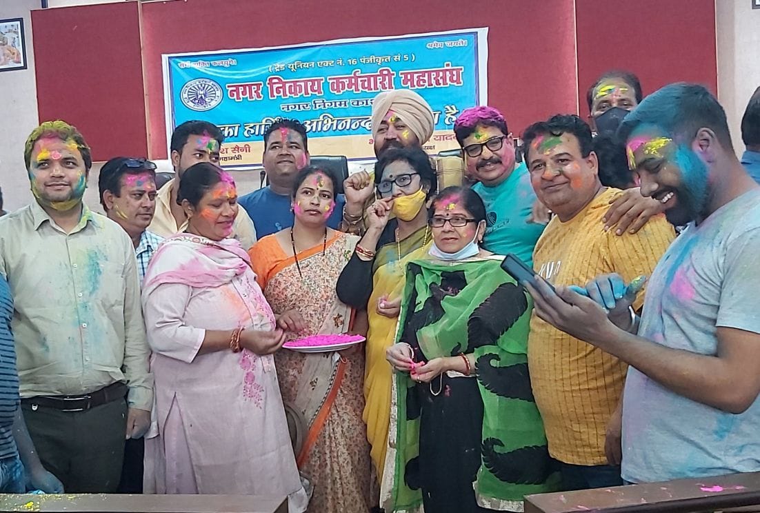 काशीपुर नगर निगम में होली की शुभकामनाएं देते एसएनए पार्षद। काशीपुर नगर निगम में होली की शुभकामनाएं देते एसएनए पार्षद।