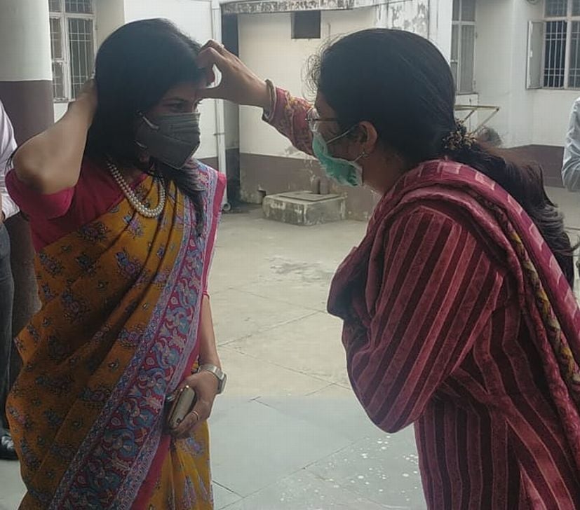 रुद्रपुर कलक्ट्रेट में डीएम रंजना राजगुरू को गुलाल लगातीं तहसीलदार डॉ. अमृता शर्मा।