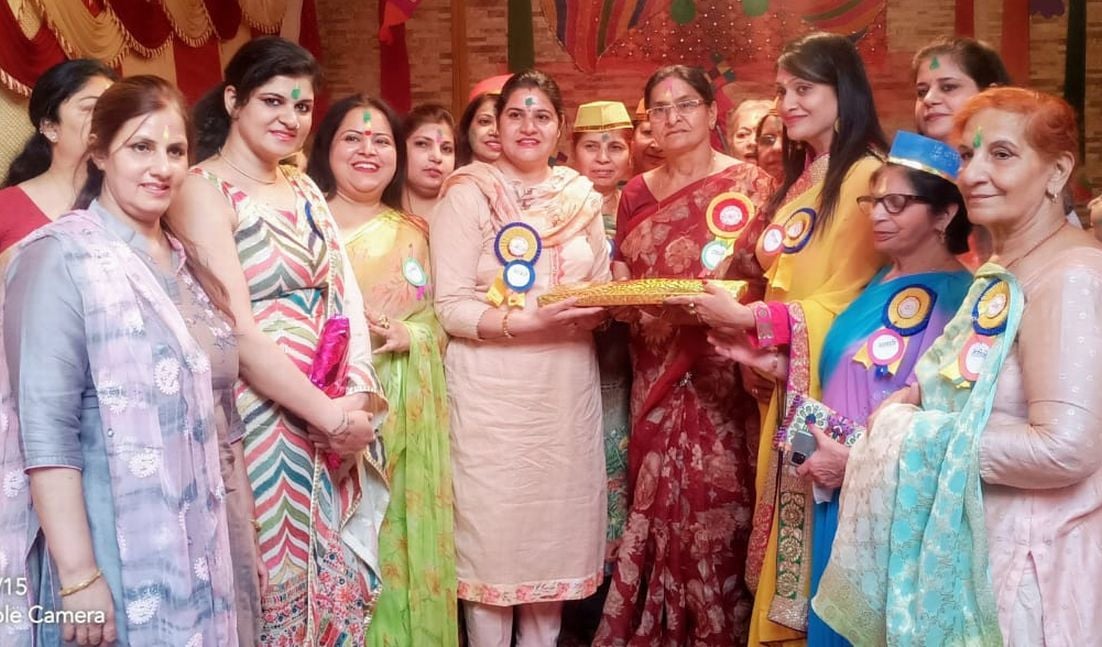 काशीपुर में महिला एसआई को सम्मानित करती पंजाबी समाज की महिलाएं।