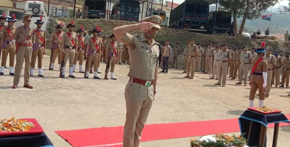 स्कूटी हादसे में मृत महिला पुलिस कर्मी अर्चना राणा को चंपावत पुलिस लाइन में अंतिम विदाई देते एसप? स्कूटी हादसे में मृत महिला पुलिस कर्मी अर्चना राणा को चंपावत पुलिस लाइन में अंतिम विदाई देते एसप?