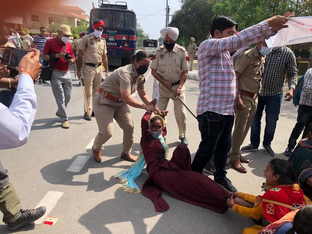 रविवार को पटियाला में मोती महल की तरफ जाने से बेरोजगार अध्यापकों को रोकती पुलिस। रविवार को पटियाला में मोती महल की तरफ जाने से बेरोजगार अध्यापकों को रोकती पुलिस।