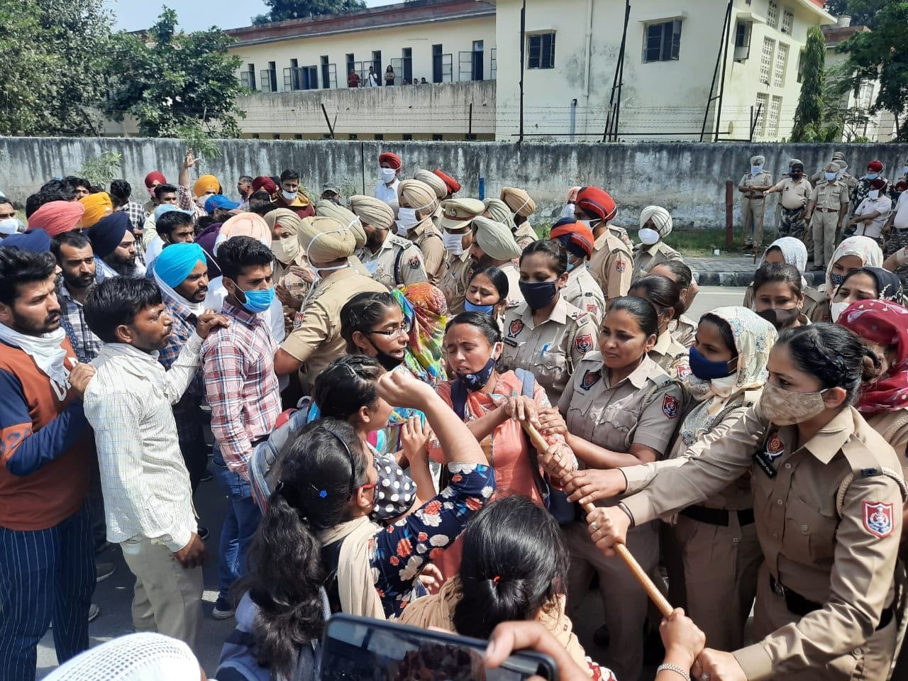 रविवार को पटियाला में मोती महल का घेराव करने जा रहे बेरोजगार अध्यापकों को रोकती पुलिस। रविवार को पटियाला में मोती महल का घेराव करने जा रहे बेरोजगार अध्यापकों को रोकती पुलिस।