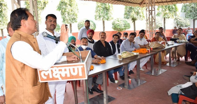 रुद्रपुर जिला कांग्रेस कार्यालय में बैठक को संबोधित करते जिला प्रभारी डॉ. महेंद्र पाल।