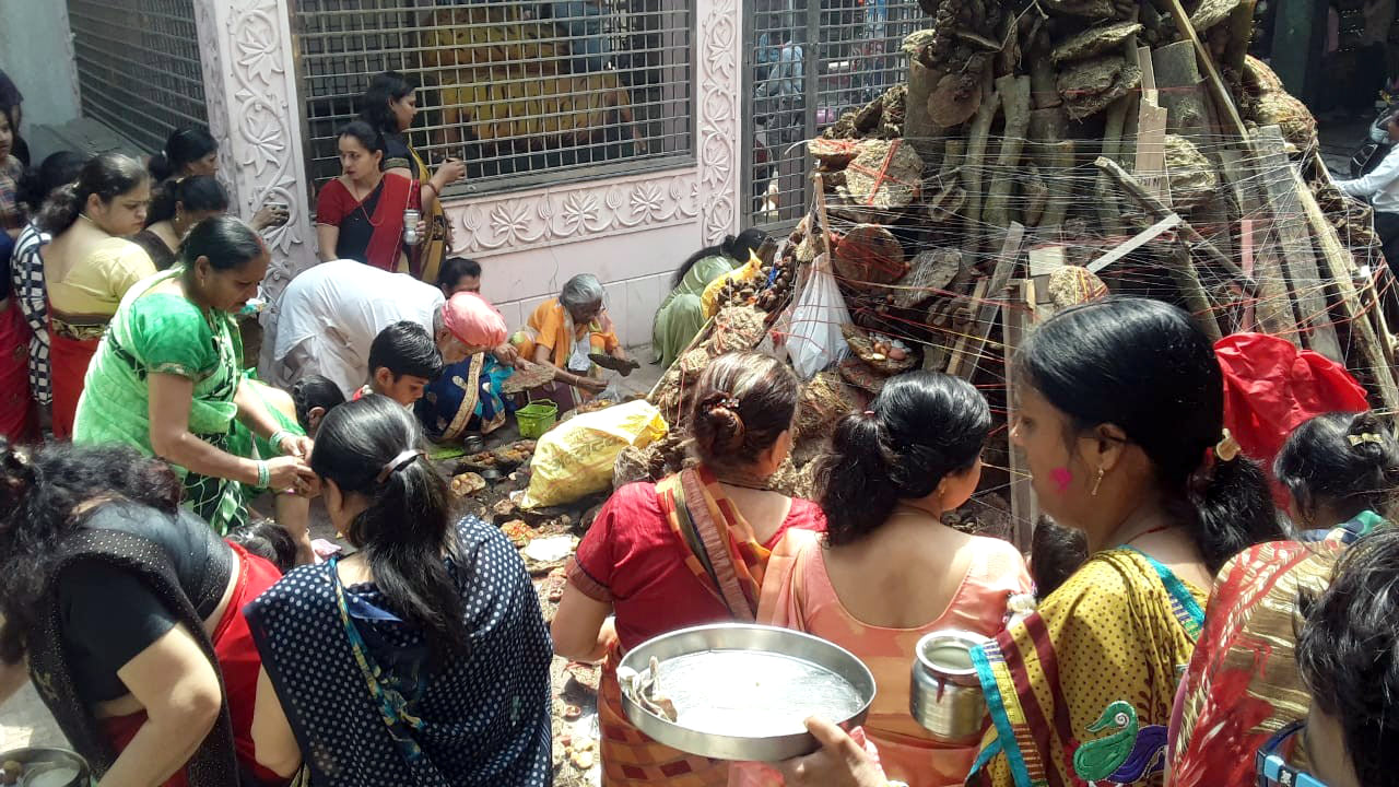 चांदपुर में होलिका मंदिर शिव मूर्ति पर होली पूजन करती महिलाएं चांदपुर में होलिका मंदिर शिव मूर्ति पर होली पूजन करती महिलाएं