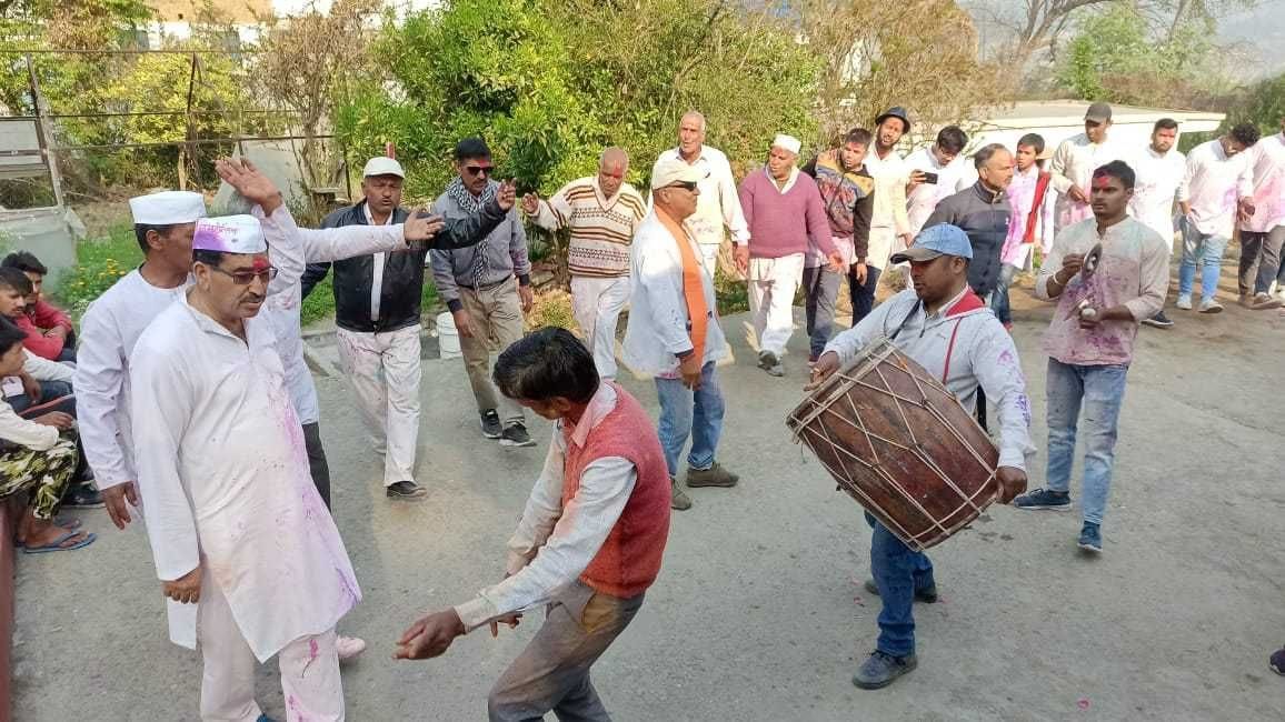 चंपावत के मांदली में होली के उल्लास में झूमते होल्यार। चंपावत के मांदली में होली के उल्लास में झूमते होल्यार।