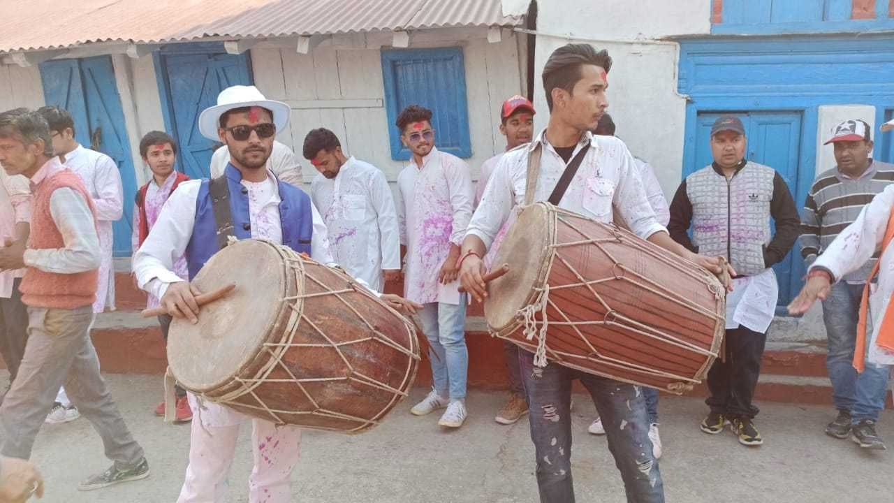 चंपावत में ढोल की थाप के साथ झूमते होल्यार। चंपावत में ढोल की थाप के साथ झूमते होल्यार।