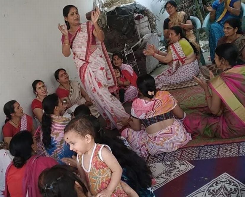 जवाहर नगर में होली गीत पर नृत्य करती महिला।