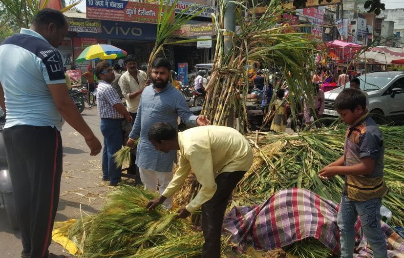 रुद्रपुर में होलीका पूजन के लिए गन्ने व उपले खरीदते लोग।