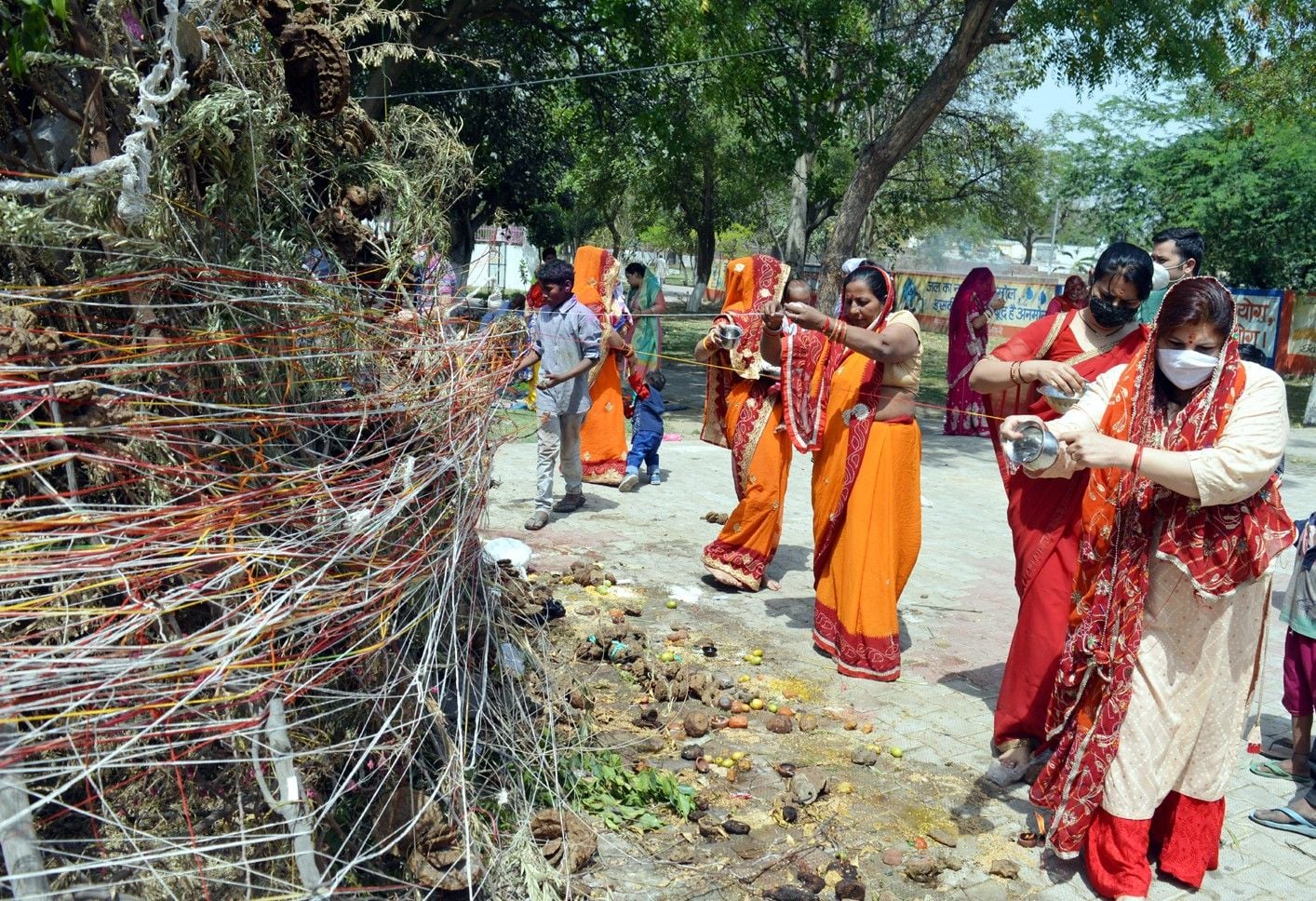 नेहरू पार्क में होलिका पूजन करतीं महिलाएं। संवाद