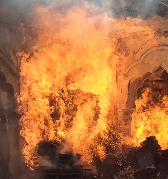 नगीना में मोहल्ला काजी सराय स्थित हैंडीक्राफ्ट कारखाने में लगी भीषण आग। नगीना में मोहल्ला काजी सराय स्थित हैंडीक्राफ्ट कारखाने में लगी भीषण आग।