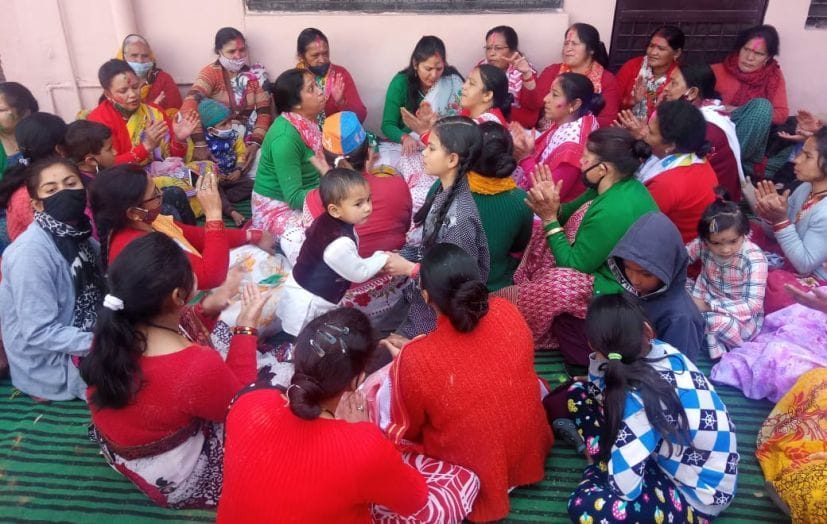लालपुर के उत्तरांचल कालोनी में बैठकी होली में गीत गातीं महिलाएं। लालपुर के उत्तरांचल कालोनी में बैठकी होली में गीत गातीं महिलाएं।