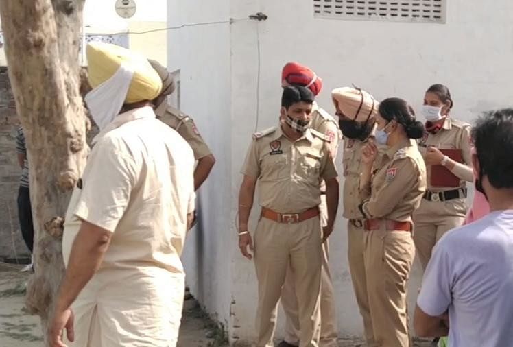 होशियारपुर में वारदात के बाद जांच करते पुलिसकर्मी।