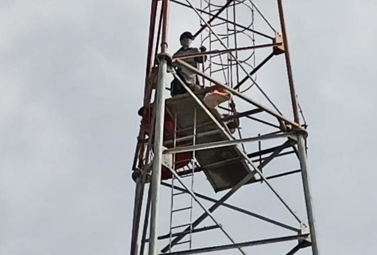 नाराजगी : प्रशासन से नाराज दो बुजुर्ग चढ़े 80 फुट ऊंचे टावर पर, साथ में ले गए हैं पेट्रोल भी